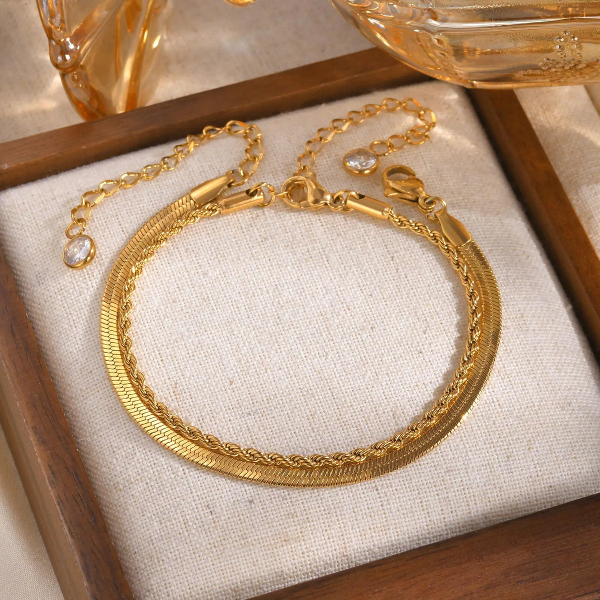 Tishana – Goldenes Duo-Armbandset aus Edelstahl – Mühelose Eleganz