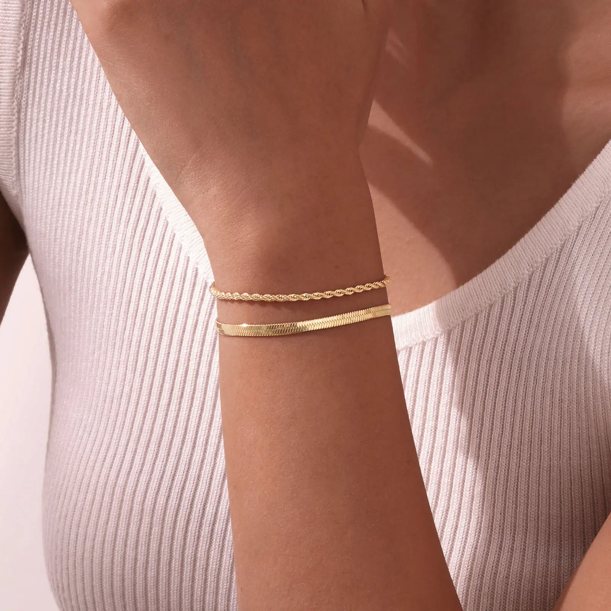 Tishana – Goldenes Duo-Armbandset aus Edelstahl – Mühelose Eleganz
