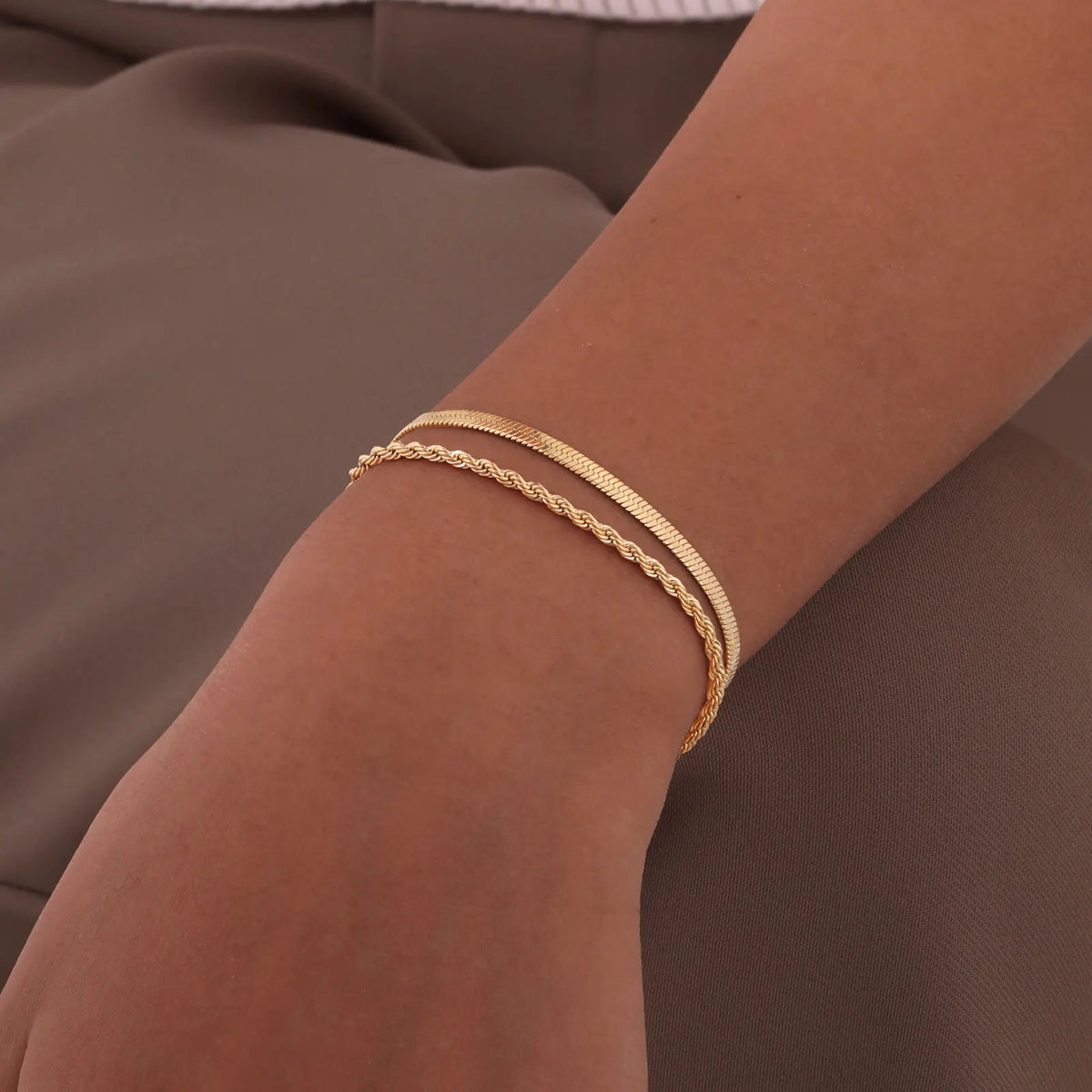 Tishana – Goldenes Duo-Armbandset aus Edelstahl – Mühelose Eleganz